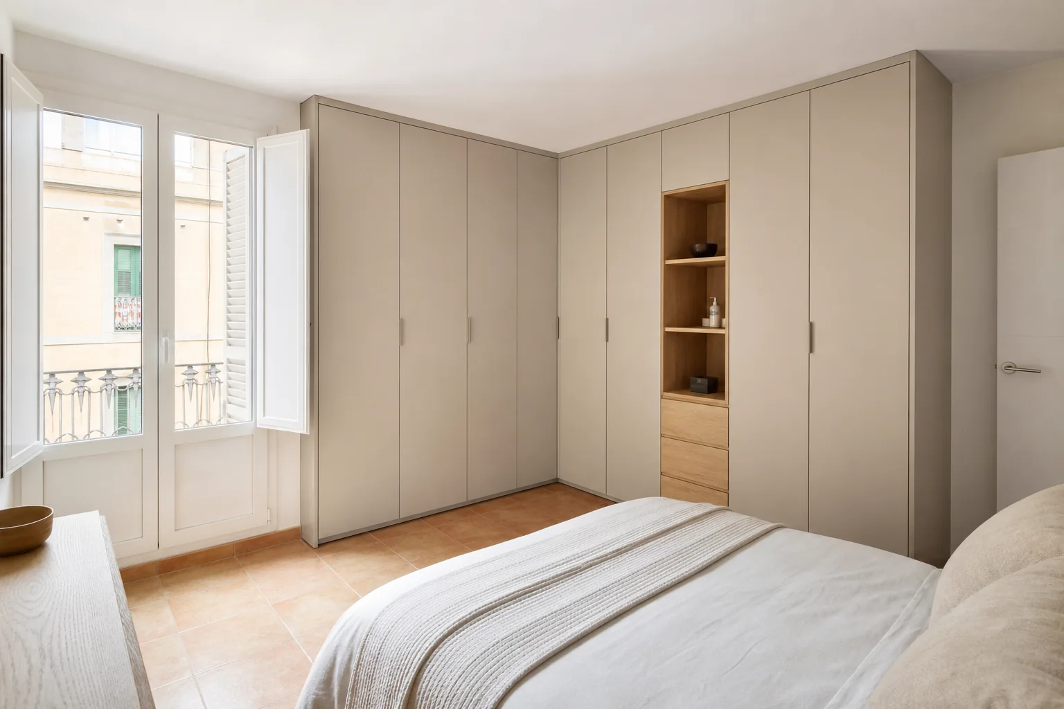 Armarios a medida para pared irregular en Benicàssim